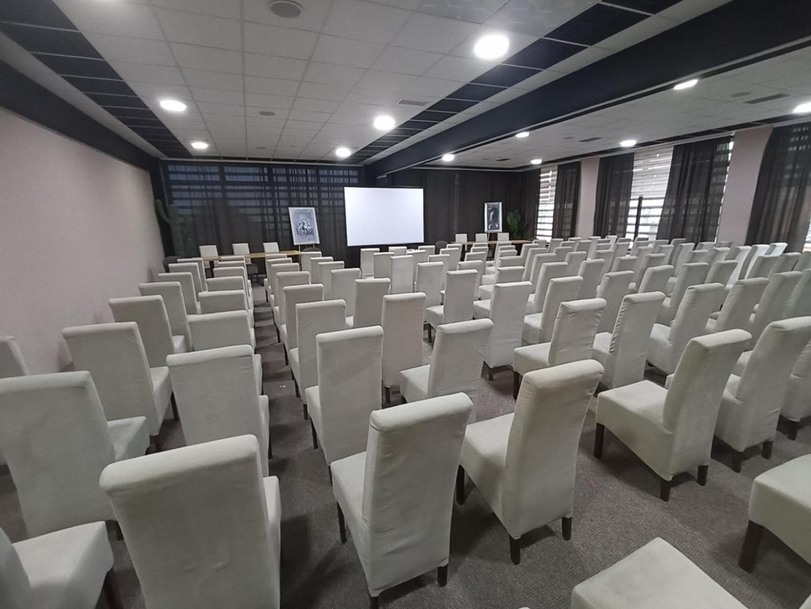 Garnet Hotel & Event Centar Ruma Exterior photo